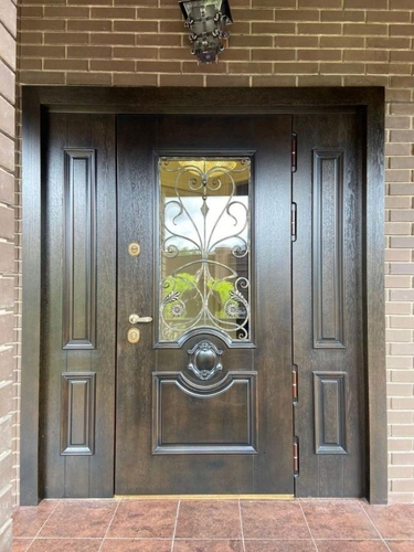 Парадная дверь с остеклением