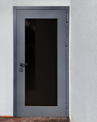 Дверь с большим стеклом