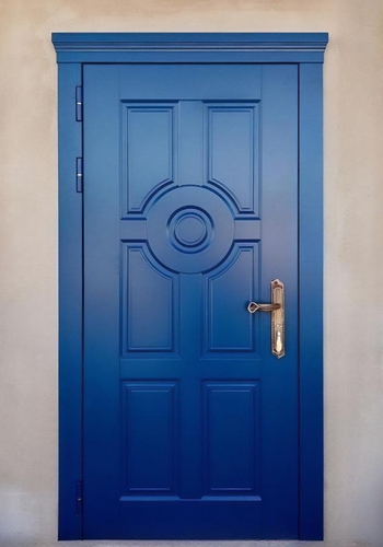 Синяя входная дверь