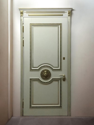 Со львом и патиной золото