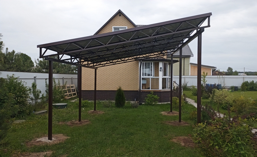 Односкатный навес для частного дома с кровлей из профнастила Односкатный навес для частного дома с кровлей из профнастила