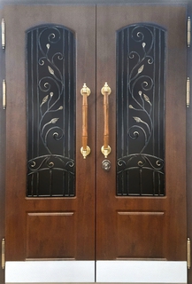 Двустворчатая остекленная термодверь с коваными решетками и отбойниками (МДФ плиты)