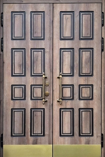 Двустворчатая уличная термодверь с отбойниками и ручками-скобами (МДФ с патиной)