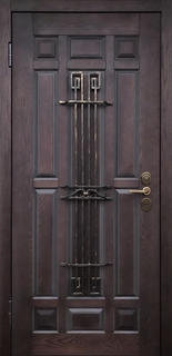 Стальная термодверь с накладной кованой решеткой (отделка из массива дерева)