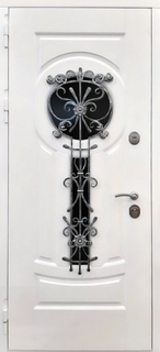 Металлическая термодверь с остеклением и художественной ковкой (МДФ RAL белого цвета)